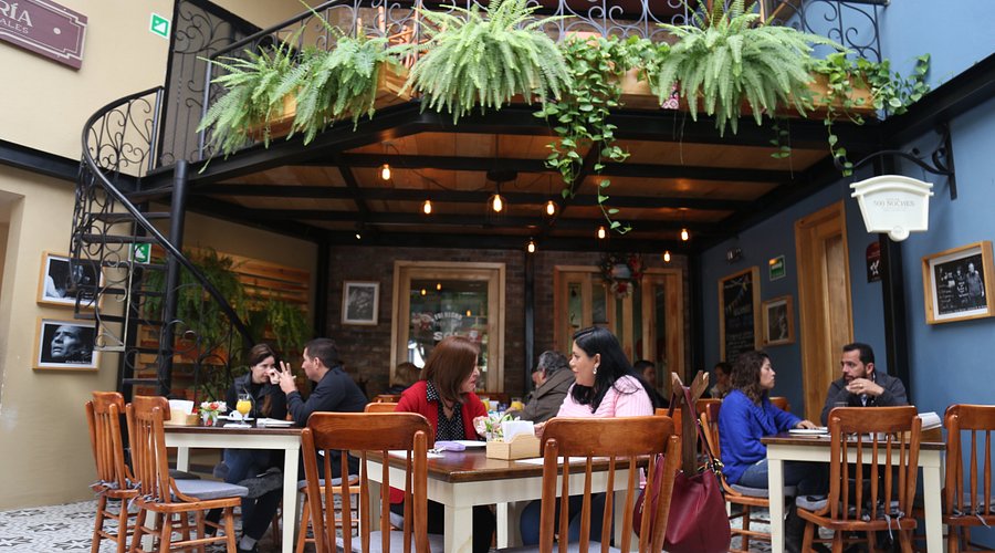 Cozy evening atmosphere at 500 Noches with live trova music in San Luis Potosí