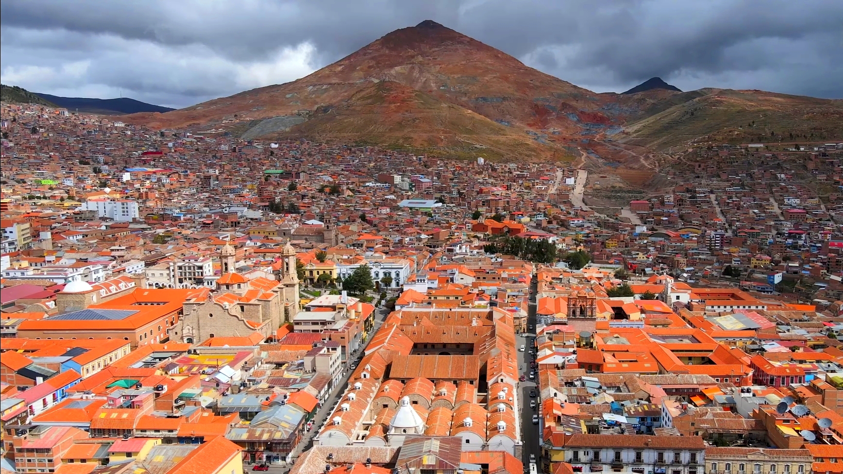 Callejón con arquitectura colonial en San Luis Potosí
